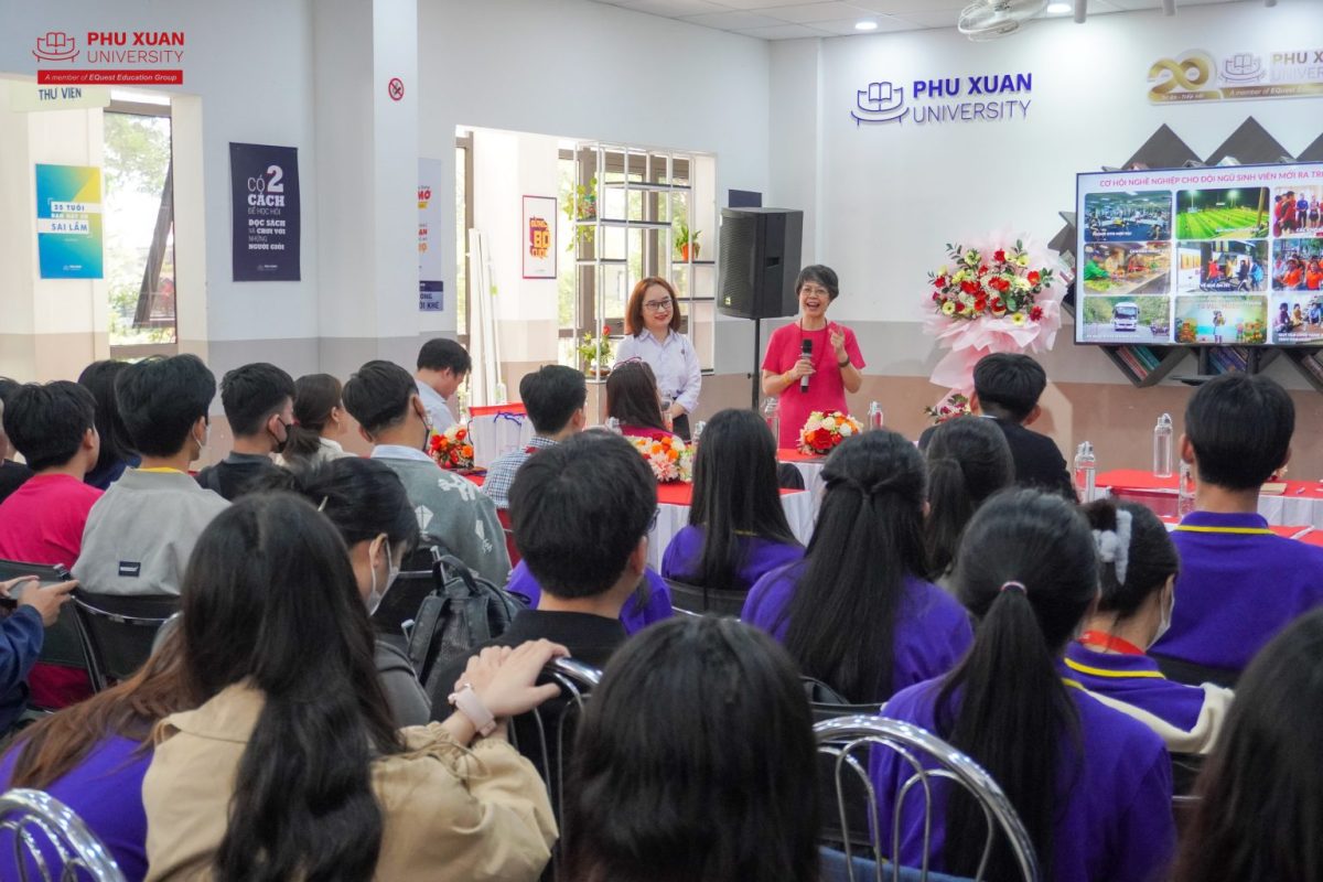 Các bạn sinh viên hào hứng trao đổi trong buổi giao lưu sau lễ ký kết