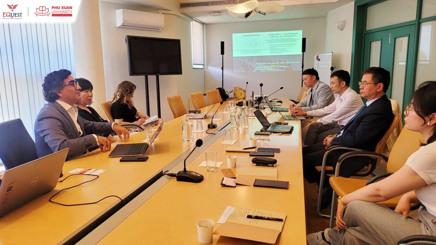 Đại diện Trường Đại học Phú Xuân tham gia hội thảo