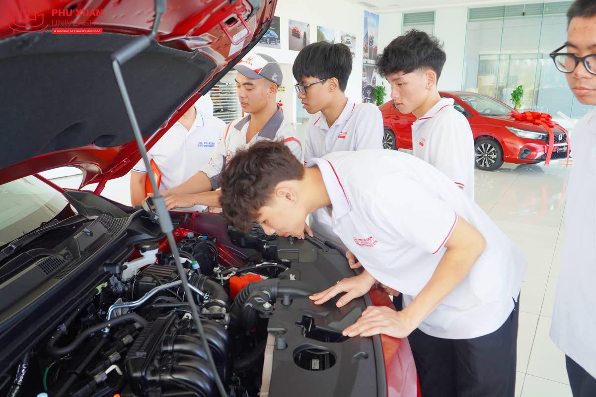 Sinh viên Trường Đại học Phú Xuân học thật - làm thật