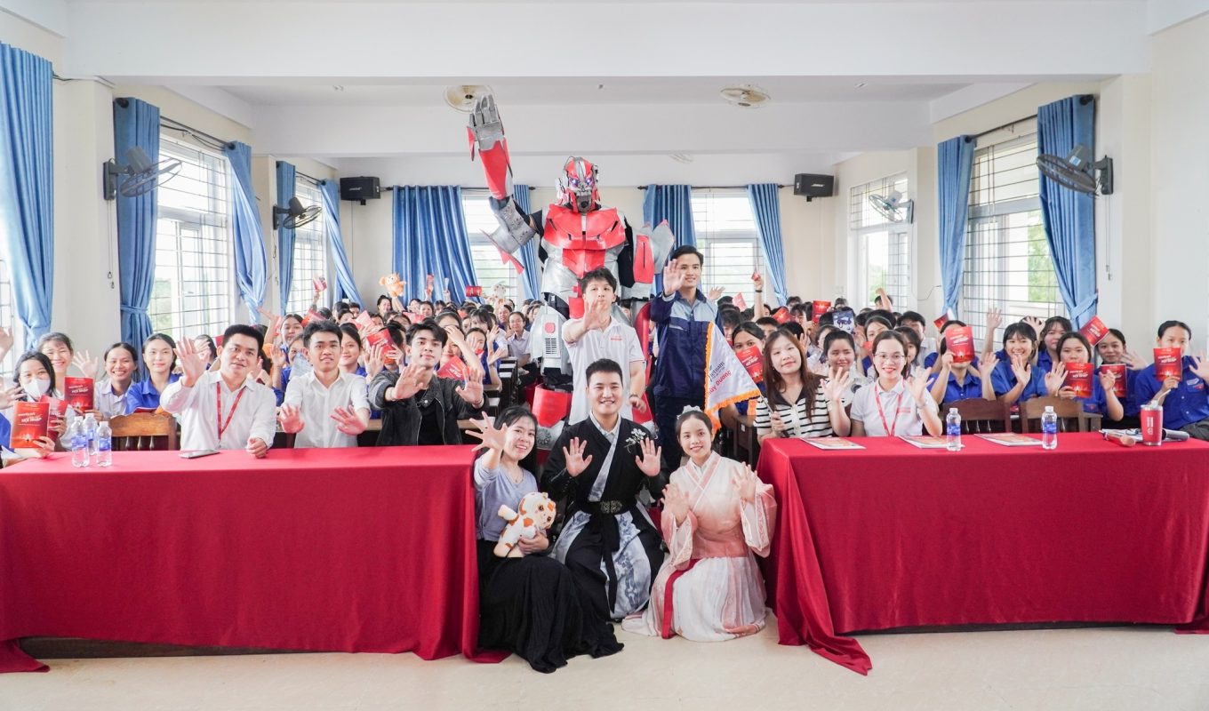 PXU CẬP BẾN THPT HÀ TRUNG CÙNG ROBOT KHỔNG LỒ KHUẤY ĐỘNG BUỔI HƯỚNG NGHIỆP VỀ TRÍ TUỆ NHÂN TẠO!