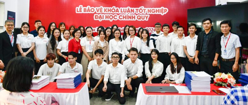 Khoảnh khắc đáng nhớ: Sinh viên K19 bảo vệ khóa luận tốt nghiệp