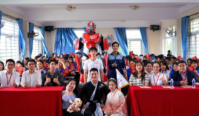 PXU CẬP BẾN THPT HÀ TRUNG CÙNG ROBOT KHỔNG LỒ KHUẤY ĐỘNG BUỔI HƯỚNG NGHIỆP VỀ TRÍ TUỆ NHÂN TẠO!